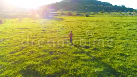 在绿油油的草地上飞过运动员山上日落视频的预览图