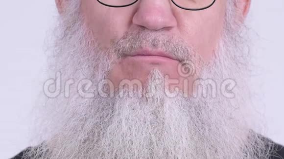 戴眼镜的成熟长胡子男人微笑视频的预览图