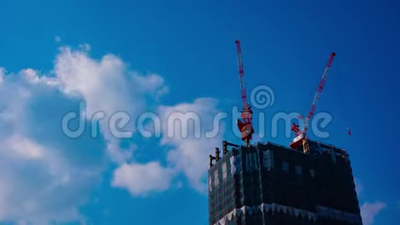 东京蓝天后面正在施工的起重机的时间流逝视频的预览图