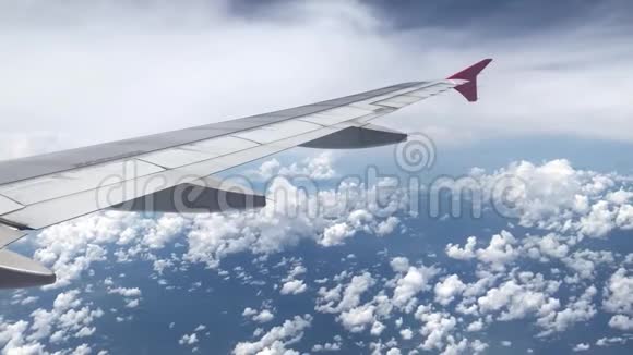 从飞机上俯瞰云层视频的预览图