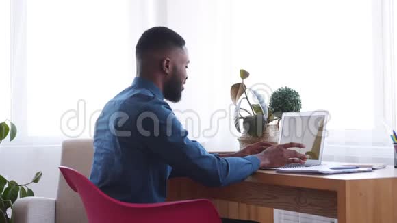 商人在办公室用笔记本电脑打字视频的预览图