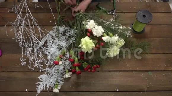 工作中的花匠把花整理成一束花视频的预览图