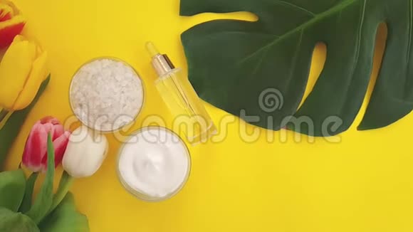 化妆霜黄色背景的郁金香视频的预览图