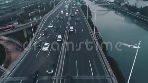 日落时公路立交的高空俯视图从上方俯瞰道路交叉口汽车交通视频的预览图