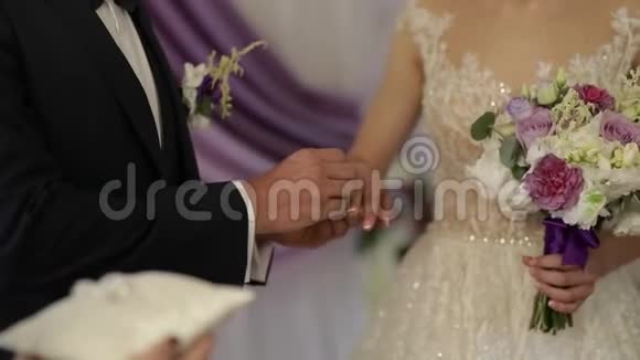 结婚典礼新郎和新娘结婚那天视频的预览图
