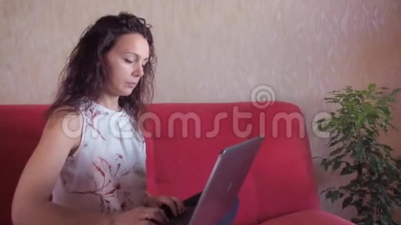 沙发上有笔记本电脑的女孩视频的预览图