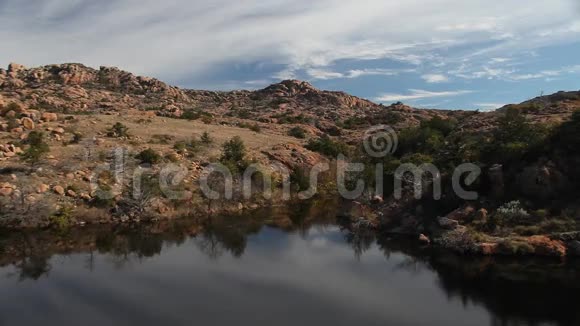 俄克拉荷马州山区的池塘或湖泊视频的预览图