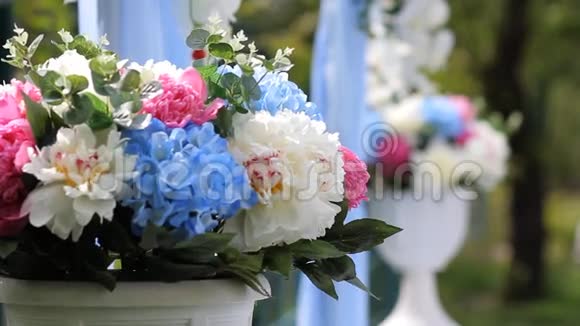 婚礼装饰用天然花卉拱起视频的预览图