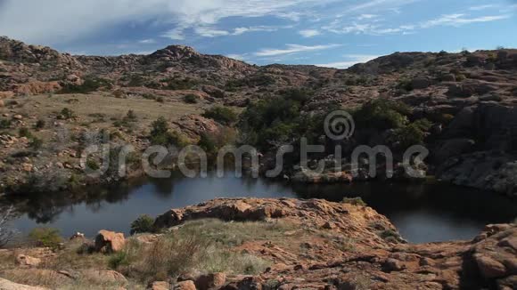 俄克拉荷马州山区的池塘或湖泊视频的预览图