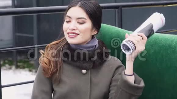 一个穿外套的女孩的街头照片拍摄为一件外套的目录拍照黑色背景上的肖像模型视频的预览图