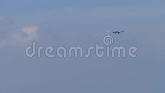 喷气式飞机在海洋上空接近视频的预览图