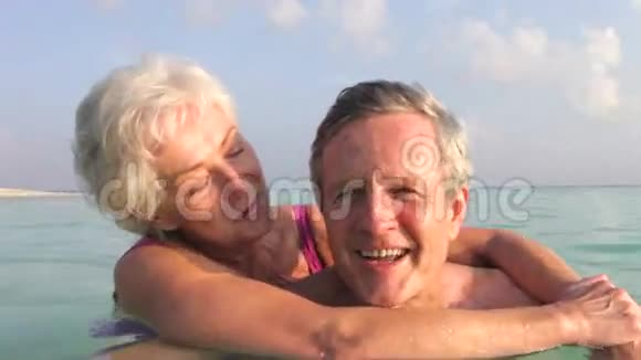 老年夫妇在热带海洋放松视频的预览图