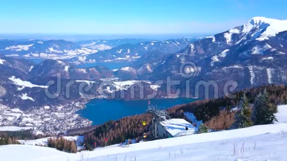 从奥地利圣吉尔根的Zwolferhorn山俯瞰视频的预览图