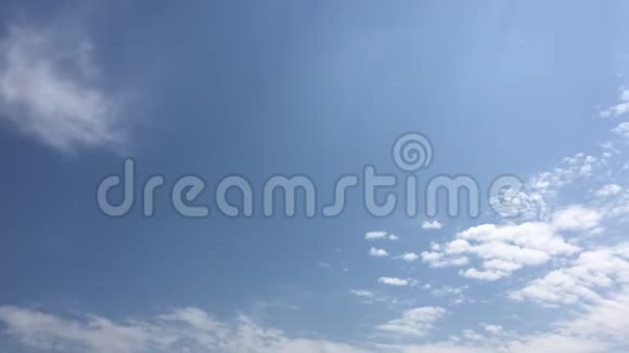 云天蓝色的背景云蓝色的天空视频的预览图