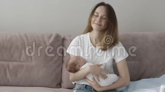 年轻的母亲抱着她的新生儿视频的预览图