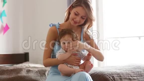 年轻的母亲和一个小孩视频的预览图