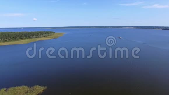 俄罗斯塞利格湖小岛芦苇的鸟瞰图视频的预览图
