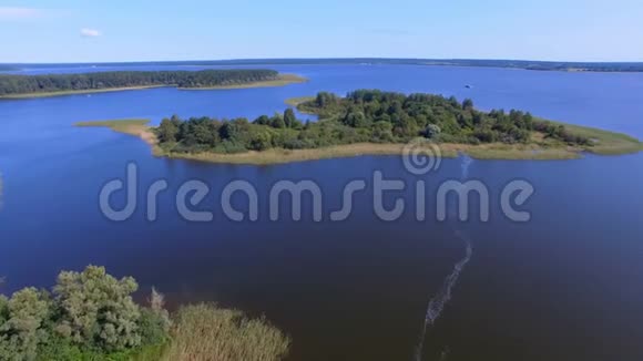 俄罗斯美丽的塞利格湖上小岛的鸟瞰图视频的预览图