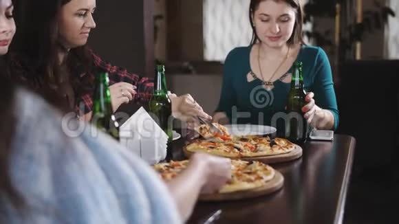 一群女孩在餐厅喝啤酒吃披萨视频的预览图