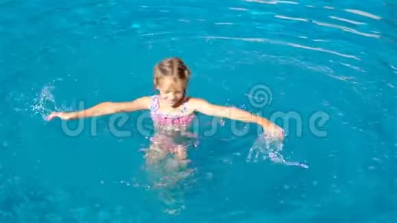 户外游泳池可爱的小女孩视频的预览图