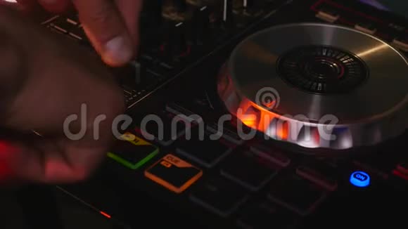 DJ在设备上混合歌曲双手特写视频的预览图