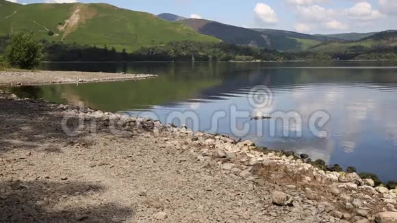 德温特水湖区英国凯斯威克南部蓝天美丽平静阳光明媚的夏日视频的预览图