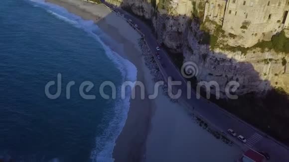 卡拉布里亚海附近的特罗帕市视频的预览图