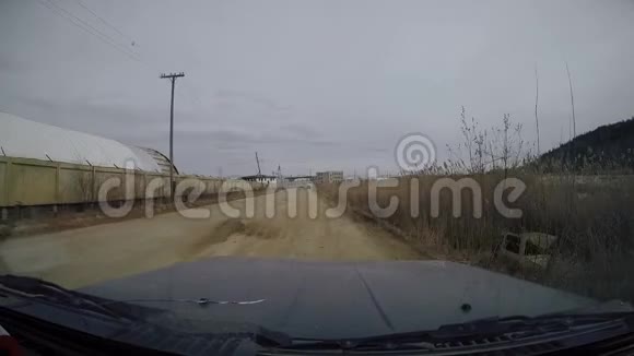 郊区道路从汽车挡风玻璃上看全高清视频的预览图