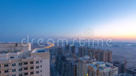 阿治曼的城市景观从屋顶夜晚到白天阿治曼是阿拉伯联合王国阿治曼酋长国的首都视频的预览图