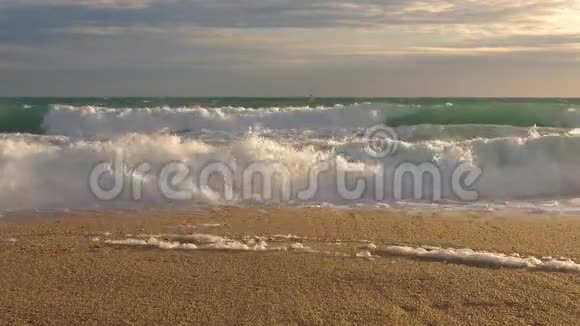 西班牙科斯塔布拉瓦帕拉莫斯阳光明媚的一天大浪视频的预览图