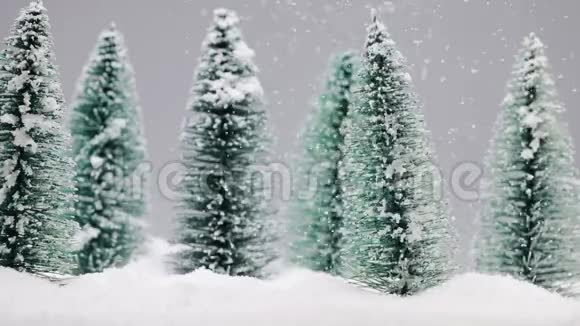 降雪时的圣诞树视频的预览图