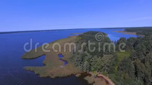 俄罗斯塞利格湖克里琴岛森林的鸟瞰图视频的预览图