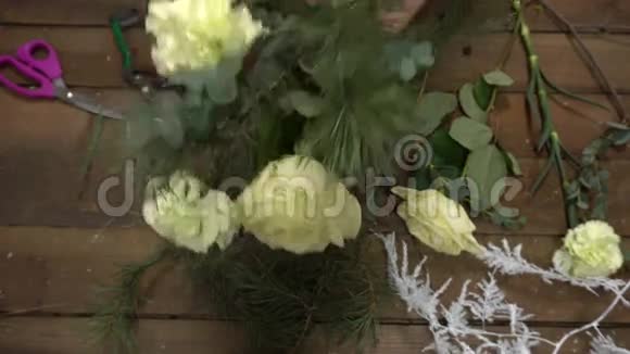 工作中的花匠把花整理成一束花视频的预览图
