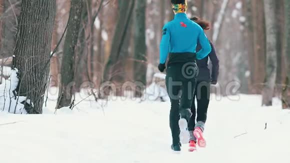 男女青年在冬林慢跑视频的预览图