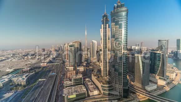 日落天际线与现代摩天大楼和交通谢赫扎耶德道路时间推移在迪拜阿联酋视频的预览图