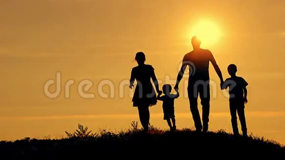 日落时幸福的家庭视频的预览图