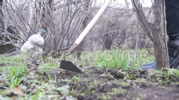 女人正在用直升机清理花园里的杂草慢动作视频的预览图