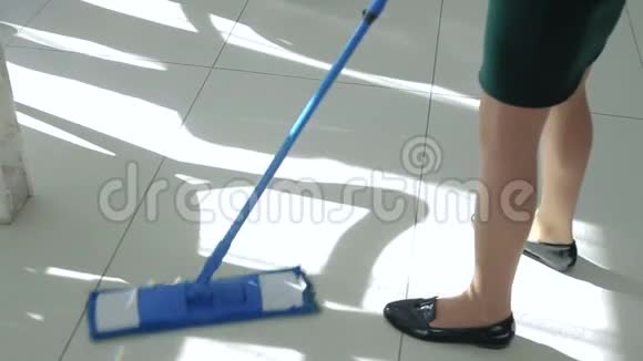 女仆在洗地板视频的预览图