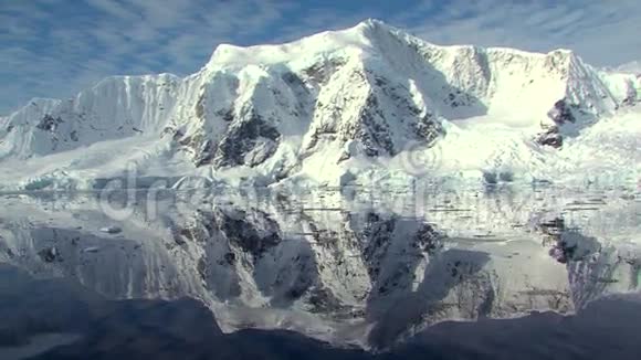 阳光明媚的南极景观视频的预览图