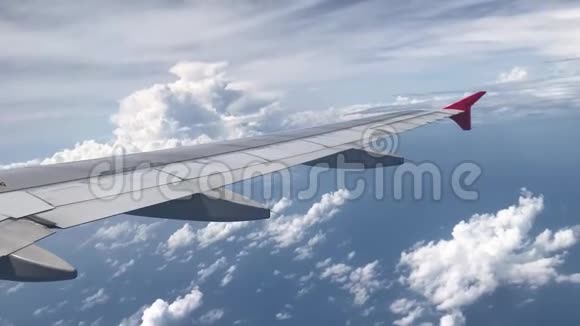 从飞机上俯瞰云层视频的预览图