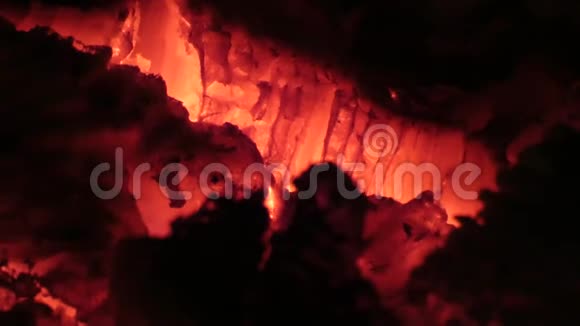 燃烧的煤火炉内的红色炽热发光木材的特写镜头视频的预览图