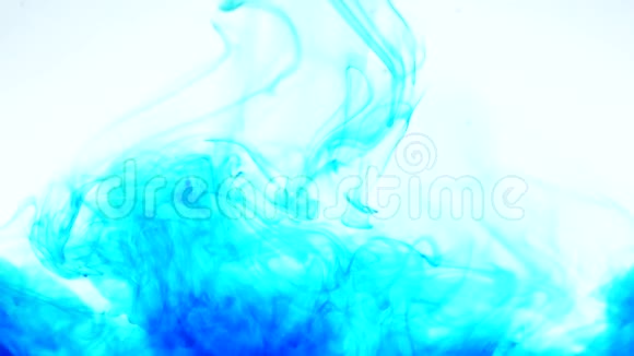 蓝墨水在水中扩散视频的预览图