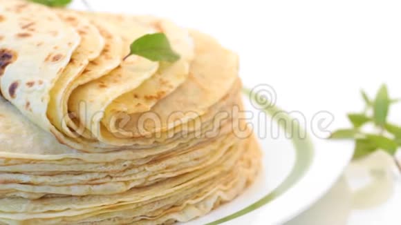 许多煎薄薄煎饼在一个盘子里白色背景视频的预览图