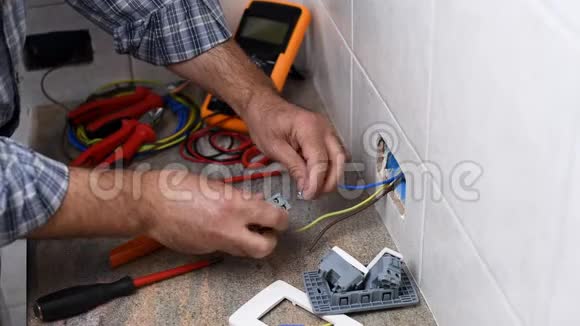 电工技术人员在一个住宅电力系统工作建筑业视频的预览图