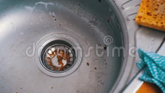 肮脏的粘污水脸盆水槽视频的预览图