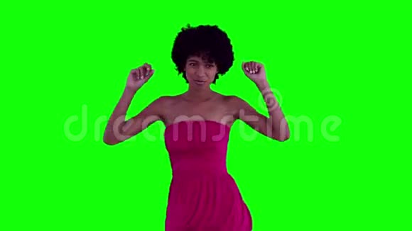 女人举起手臂跳舞视频的预览图