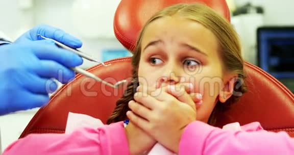 年轻病人在牙科检查时害怕视频的预览图