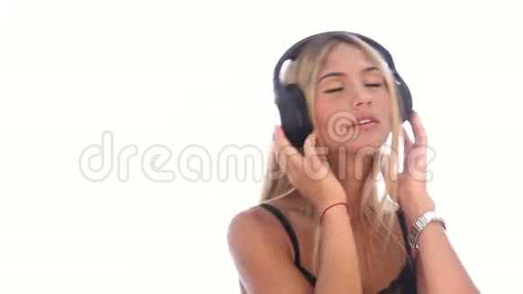 女人用白色背景耳机听音乐视频的预览图