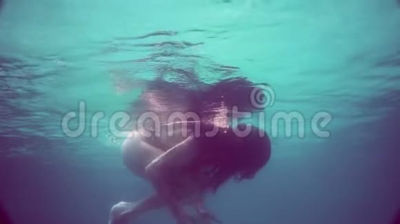 在水下美丽的女孩视频的预览图