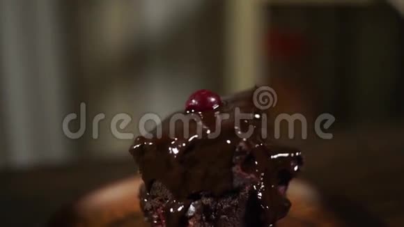 巧克力蛋糕带樱桃的布朗尼蛋糕巧克力蛋糕视频的预览图
